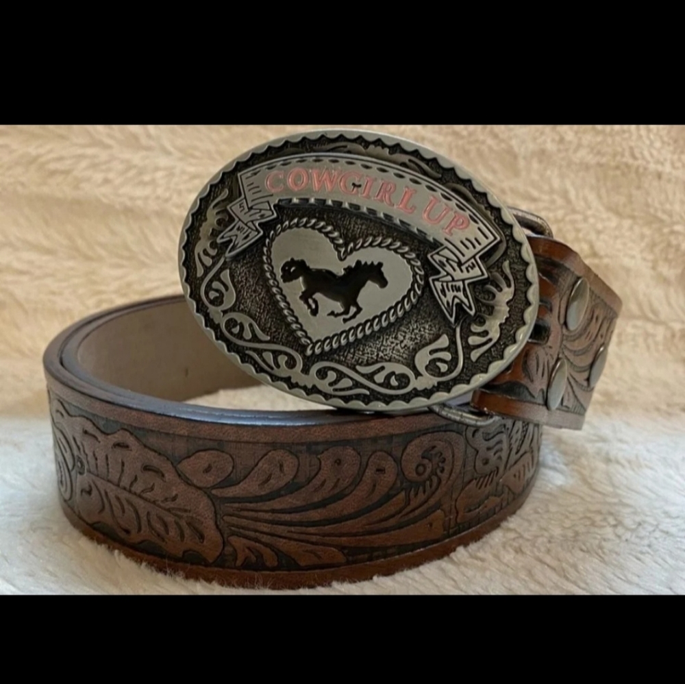 New Western cowgirl up heart horse belt buckle.  Belt not included.